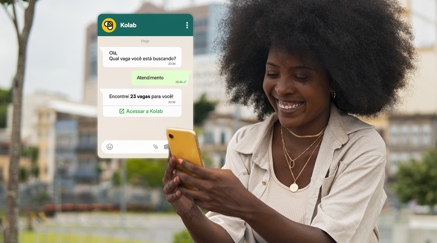 Mulher sorridente usando o celular enquanto interage com assistente virtual da Kolab que recomenda vagas de emprego.