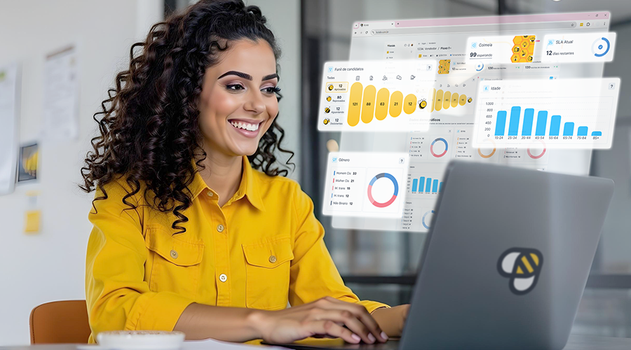 Mulher sorridente utilizando plataforma da Kolab em um notebook, visualizando dashboards com dados de recrutamento.