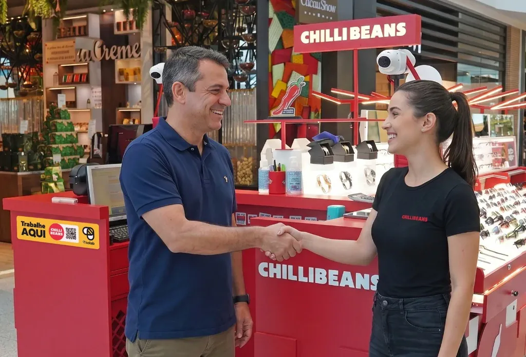 Franqueado e vendedora no quiosque Chilli Beans - Recrutamento para Redes de Franquias Kolab
